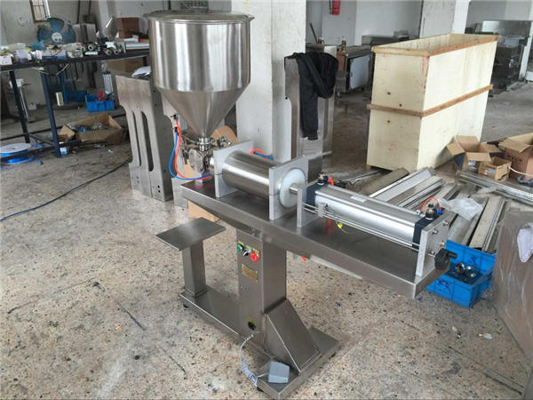 Poolautomaatne ühe peaga mee täitmise masin